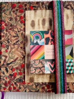 } AGENDA { Présenté lors de ma dernière expo #maisonetobjetstokoto il est temps de t’en parler ici même si quelques stories ont déjà relayée son existence depuis 😉

Allez, c’est enfin le moment de te partager mon tout nouvel agenda perpétuel, un véritable compagnon de développement personnel, un Life Planer !

Dedans l’organisation rime avec la liberté. En plus il est beau ! Mon agenda, conçu en pièce unique, marie élégance et praticité. Chaque exemplaire est habillé d’un tissu précieux différent, soigneusement sélectionné, parfois chiné aussi (tu connais mon goût pour la chose😉) rendant chaque agenda unique et personnel.

❤️ Perpétuel et flexible : commence quand tu le souhaites, et adapte-le à votre rythme.
🩷 Guidance et créativité : des espaces pour noter, dessiner, planifier et rêver.
🧡 Monthly & Weekly Reviews : une vision globale du mois, et des suivis hebdomadaires pour rester sur la bonne voie.

C’est plus qu’un simple agenda : c’est un journal intime, un espace de projection pour les rêves et tes objectifs.

Toi aussi, offre-toi l’unicité d’un agenda qui éveille tes sens, alliant beauté, sensorialité et personnalisation. Laisse-toi séduire par cet objet unique, à la fois pratique et raffiné. Une expérience quotidienne où chaque page devient un reflet de tes ambitions et la gardienne de tes souhaits.

Et je l’expédie aussi un peu partout 😊!

Envie d’en savoir plus ? Contacte-moi pour découvrir une petite vidéo de présentation. 

#agenda #lifeplanner #lifestyle #art #designdobjets #produitsderives #artlover #designlover #kraft #carnetdecroquis #carnetpersonnalisé #agendapersonnalisé