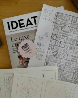 PROJET SAINT-MARTIN mosaïque sur mesure !

En ce moment, je travaille sur un projet unique au cœur du quartier du Cloître Saint-Martin à Tours chez un particulier.

Cette mosaïque de 4 m², prévue dans le salon, est conçue avec plus d’une centaine de carrés créés à la main. 

Chacun de ces carrés racontant une histoire unique. Chaque carré de 20/20cm est inspiré des souvenirs et des clins d’œil familiaux & personnels de mes clients.

Chaque motif, qu’il soit issu d’un collage ou d’une peinture originale, est le fruit d’un travail minutieux et personnalisé, reflétant l’essence même de ceux qui vont l’admirer au quotidien d’une part, mais aussi de leurs invités qui auront trop envie de décortiquer l’accumulation de motifs et de partir à la découverte de leurs hôtes.

À travers cette création, l’espace se transforme. Il devient un album souvenir de famille ou perso grandeur nature, un jeu de piste pour ceux qui profitent de cette œuvre unique et si personnelle. 

À la fois tendance et intemporelle, la « FRESQUE NARRATIVE EN MOZAÏKS HAND MADE » est une mosaïque unique, façonnée à partir de portraits chinois, où chaque carreau reflète l’essence et les symboles de vie de mes clients et collectionneurs, créant ainsi une œuvre à la fois personnelle et harmonieuse où chaque détail a une signification profonde.

J’ai vraiment hâte de vous partager cette nouvelle aventure de ouf (n’est-ce pas Audrey) !!!!! 

🌈 Et vous, quelle histoire aimeriez-vous voir se refléter dans votre intérieur ? Partagez vos idées en commentaire et créons ensemble une mosaïque unique !

#fresque #mozaïks #tours #paris #bordeaux