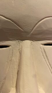 L’âme des 🎭 masques. Chaque masque que je rencontre porte une histoire oubliée, un appel discret. Aujourd’hui, je vous partage quelques-uns d’entre eux.
Leurs humeurs se succèdent couleur après couleur. Ils retrouvent une seconde vie destinée à être à nouveau partagée avec vous, avec nous.
Inspirée par mes racines au Cameroun, cette collection est très chère à mon cœur. Elle est un pont entre les cultures, un souffle de mémoire, une occasion de surprendre et un moyen inattendu d’occuper un lieu avec caractère.
Déjà présente chez certains d’entre vous, notamment via @maisontokoto avec des variations choisies pour vous ressembler, l’Âme des Masques émerveille et fascine à tous les coups !
Un art qui soutien l’art de vivre dans son ensemble 😊
👉 Et toi, raconte-moi ce que ces couleurs, ces visages, éveillent en toi 🤗
#artlovers #colortherapy #wooddesign #touraineloirevalley #inattendu