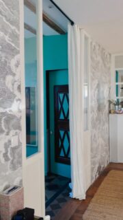 Aujourd’hui, pour @maisontokoto un intérieur tel un tableau. Ici, chaque objet raconte une histoire, chaque couleur est un accord sensible, des souvenirs de voyage, des cadeaux de famille. J’ai composé cet espace comme je peins mes tableaux, avec autant de détails, d’émotion et d’harmonie. Dans cette maison ancienne, j’ai fait dialoguer les contrastes, mélangé les époques, introduit du mobilier design autant que du mobilier chiné, imaginé chaque coin pour qu’il vous tende les bras. Pourtant le pari n’était pas évident avec un escalier au centre de la pièce ! Mais malgré tout, ici, le style est un langage qui intègre tout ce qu’un lieu permet de fonctionnel, d’esthétique et d’incarné. 

L’art de vivre devient l’art de vibrer !

#art #artdevivre #lifetstyle #artlovers #colortherapy