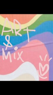 Mars s’est faufilé sans prévenir.

Entre fresques et réceptions
Masques et @fe_e_tiche 
Escapade et rendez-vous pro
mes journées ont glissé les unes vers les autres, 
les mains dans la matière, l’esprit en mouvement. 

L’Agence @maisontokoto poursuit son développement doucement. 
Des études d’ambiances chez Marjorie, Audrey, Dorothée… 
De nouveaux projets et des projections audacieuses,
comme des morceaux d’histoires et des incarnations posés ici et là. 

Et puis il y a aussi
un nouveau fétiche, 
quelques masques, 
comme autant de visages et de caractères à explorer. 

Quand je regarde tout ça, parfois, 
je me dis que ça part dans tous les sens. 
Que ça n’a ni queue ni tête. 

Mais peut-être que créer, 
ce n’est pas chercher la ligne droite. 
C’est suivre les élans et les relier. 

On dit que l’esprit construit du sens en chemin, 
et que ce qui semble éparpillé est souvent juste… vivant. 

“Le sens n’est pas donné, il se tisse.” 

Alors je continue. 

Et vous, 
Où trouvez-vous du sens… 
Laissez-vous le mouvement vous guider ? 

Rendez-vous le mois prochain pour un nouveau ART AND MIX

#artlovers #colortherapy #touraineloirevalley #stylismedintérieur #directionartistiquetours