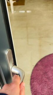 Ce soir, dans l’Espace Tokoto, l’âme des masques se révèle au cœur d’un voyage intemporel. Ici, tout est unique, singulier et inattendu. Masque ou mosaïque, chaque travail artistique raconte un héritage.
Celui d’une famille, d’une civilisation, d’un métissage des cultures, de traditions. Chaque couleur installée devient un pont entre les époques. J’aime m’entourer de vibrations et de belles âmes, et ces masques, quand ils croisent mon chemin, m’appellent, me révèlent une teinte, une émotion, qui transforme leur présence. Ils sont un hommage aux mains qui les ont façonnés, aux temps qui passent.
Masques et mosaïques réinventent leur rôle, se faisant objets de design, présence vibrante, unique.
Ces trésors prennent vie par deux, trois, sept, ou en une vaste accumulation.
Dans l’atelier, mes murs entiers deviennent poésie, curiosité, incarnation !
En les invitant chez vous, vous vous offrez la rareté d’une exploration, l’intégration de pistes de réflexion, de détails qui résonnent, dialoguent et font dialoguer.
Si cela vous appelle, contactez-moi.
Je suis @chrystelesaintamaux creative mind behind @maisontokoto !
#artcollector #artcontemporain #artlovers #colortherapy #touraineloirevalley