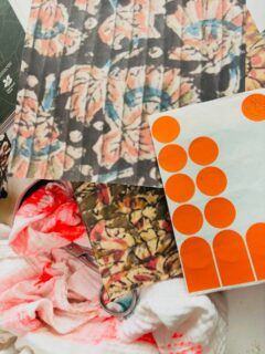 Retour aux sources, retour à l’atelier
La solitude de mon atelier pendant le Covid, a permis de donner naissance à mes @fe_e_tiche il y a 7 ans.
En ce moment je me replonge dans mes recherches artistiques autour de cette figurine sacrée qui ne me quitte JA-MAIS !
Jusque là je fabriquais mes propres poupées, avec des supports en bois récupérés puis mis en forme à la scie. Mais aujourd’hui, et surtout depuis l’appel de cette nouvelle série autour des masques, je sens le besoin d’aller plus loin. Je veux me rapprocher de l’authenticité en partant d’objets déjà façonnés, souvent oubliés, pour leur redonner une âme, une force, une présence contemporaine.
Mon atelier est en effervescence, mon cerveau aussi et vous vous dites sûrement que je suis complètement folle d’aller jusque là : essais, matériaux, couleurs…
Chaque test est un pas vers cette nouvelle identité ou peut-être une plantade absolue. La curiosité est mon moteur, et chaque jour, je laisse libre cours à cette recherche artistique qui ressemble à des méandres de doutes et de courtes joies qui font la création !
Et toi là, what is your opinion about it ?
#artlovers #artupcycled #wooddendoll #artcontemporain #wooddesign