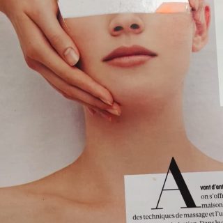 PRISE DE TÊTE 👁️ Entre deux regards, deux mains qui encadrent un visage, il y a ce glissement étrange. C’est là, dans ce découpage, que se joue ma quête. Avec mes @fe_e_tiche je porte un héritage ancestral, celui de la poupée Ashanti, objet de passage, de relais entre hier et aujourd’hui. Je cherche à réancrer ce souvenir rituel dans le contemporain, à ré employer l’usage de cette poupée porte-bonheur pour en faire un compagnon de chance de tous les projets : les vôtres, les miens.
Mais, en tant qu’artiste, entrepreneure, je ne crée pas seulement des œuvres de l’esprit. Je vis aussi chaque jour dans l’ajustement, dans cette multitude de casquettes, qui ne sont pas toujours visibles, mais qui sont au cœur de mes préoccupations. Parce qu’au-delà de l’inspiration, il y a aussi cette nécessité d’ancrer ce que je crée dans une réalité, celle qui permet de vivre pleinement de mon art.
🌈 “Maybe being an artist is exactly that: learning to turn chaos into something that can live in the world.”

Je suis Chrystèle SaintAmaux
Artiste, hôte & créative mind behind @maisontokoto 
#artlovers #artcontemporain #artsacré #wooddendoll #touraineloirevalley