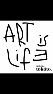 La création, vaste sujet. Pour moi, elle est là, blottie au plus profond depuis que je sais utiliser un crayon !
L’art a toujours été mon compagnon discret, mais je n’ai su que bien tard tout ce qu’il pouvait m’apporter. Venue d’une tension subtile entre ce qui est en moi, caché, et ce que je choisis de montrer. Un véritable moyen de m’exprimer.

Contre toute attente, c’est la traversée d’une crise existentielle, vers mes 35 ans, et la confiance de personnes justes et bienveillantes, qui m’ont permis de comprendre combien la pratique artistique était ma bouffée d’air, ma soupape libératoire.

À ce moment-là, dans ma vie, il n’y a pas d’artiste professionnelle en moi. Juste une personne qui crée comme elle respire.

Douter de tout, de soi, de nos capacités, de nos rêves… est une épreuve que beaucoup d’entre nous connaissons jusque dans leur corps.
Lorsque l’âme et le cœur ne sont plus alignés l’épreuve peut être rude mais peut permettre aussi de faire jaillir des certitudes : pour moi ce fut de conscientiser l’évidence que créer était un besoin et qu’il me fallait le mettre au ❤️ de ma vie en trouvant ma signature unique !

Aujourd’hui, voilà une bonne partie de la palette de mes possibles, qui grandit et s’enrichit sans cesse. Comme une quête inextinguible, un voyage sans fin, une progression, une aventure. À chaque pas, je réinvente, je découvre, je deviens.

Cette évolution ne se fait jamais simplement et jamais seule non plus. Elle est aussi le fruit de nos aventures communes. De vos regards, de vos projets, de vos idées qui croisent mon chemin. Et qui me portent, me poussent, m’élèvent.

Grâce à ces échanges, je vois plus loin, plus grand, et je crée des aventures de plus en plus grandes, faites de chaque rencontre. 

Du chaos de mes doutes, est né cet espoir chaque jour renouvelé de poursuivre cette route : créer encore et encore.. 

🌈🙏❤️
Je suis Chrystèle SaintAmaux
Artiste, Hôte, Fondatrice de la Maison Tokoto