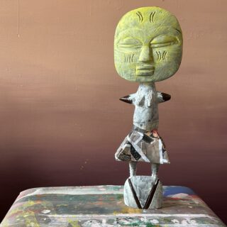 Désolée ! C’est pas de l’IA ! #artworkinprogress @fe_e_tiche
Ces derniers temps, j’ai l’impression qu’il faut s’excuser de ne pas publier quelque chose qui ressemble à de l’ia ou de ne pas faire appel à l’ia.
Personnellement je travaille seule, avec mes mains, de la matière, grise aussi beaucoup (😅), des objets construits avec le temps et dans la vraie vie.
Mes Feetiches évoluent un peu aujourd’hui pour intégrer la main qui a façonné l’objet.
Avant, j’avais tendance à créer la forme de mes Feetiches moi-même grâce à l’inspiration offerte par les poupées Ashanti d’Afrique Centrale qui m’ont vue naître et qui sont pour moi une source inépuisable d’inspiration, car mon enfance est africaine 😍
Aujourd’hui je préfère chiner ces statuettes crées par d’autres mains, dans d’autres temps et en faire des versions contemporaines.
Il me semble tellement essentiel de remettre au cœur de la vie la valorisation de ces savoir-faire qui existent depuis des centaines de milliers d’années.
Avec l’IA, tout est si facile ! Et j’avoue, j’enrage ! Car nous sommes des êtres de matière et qu’adviendra t’il de nous sans matière ? Tout ça m’effraie beaucoup et je pousse mon coup de gueule 🫣🤭
Perso, en tant qu’artiste comment ne pas rester dans le vrai ?  Toucher, façonner, sculpter, réinterpréter, imaginer et offrir au monde un peu plus de magie dans la vie mais avec nos yeux et nos ❤️ d’humains.

Cette poupée en « construction » est un objet d’art in real life, avec de vraies matières, la statuette est chinée et adoptée, crée par des mains qui l’ont un jour sculptée, avec le cœur, l’âme et tout le reste.
Ce qui en fait cette pièce unique, que j’intègre artistiquement dans notre monde contemporain pour raconter une nouvelle  histoire et éclairer le quotidien !

Je suis Chrystèle SaintAmaux
Artiste Designer Fondatrice de la @maisontokoto