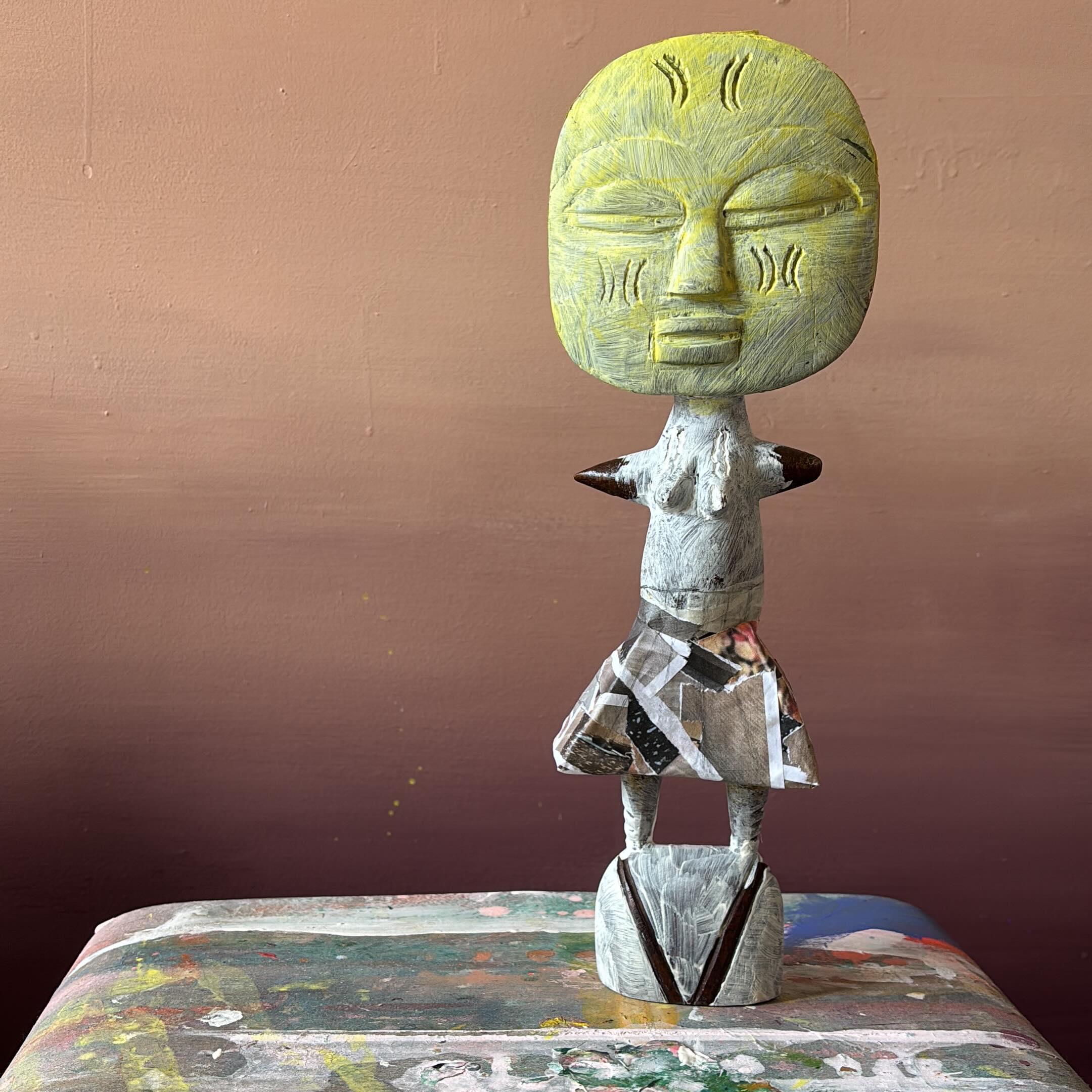 Désolée ! C’est pas de l’IA ! #artworkinprogress @fe_e_tiche
Ces derniers temps, j’ai l’impression qu’il faut s’excuser de ne pas publier quelque chose qui ressemble à de l’ia ou de ne pas faire appel à l’ia.
Personnellement je travaille seule, avec mes mains, de la matière, grise aussi beaucoup (😅), des objets construits avec le temps et dans la vraie vie.
Mes Feetiches évoluent un peu aujourd’hui pour intégrer la main qui a façonné l’objet.
Avant, j’avais tendance à créer la forme de mes Feetiches moi-même grâce à l’inspiration offerte par les poupées Ashanti d’Afrique Centrale qui m’ont vue naître et qui sont pour moi une source inépuisable d’inspiration, car mon enfance est africaine 😍
Aujourd’hui je préfère chiner ces statuettes crées par d’autres mains, dans d’autres temps et en faire des versions contemporaines.
Il me semble tellement essentiel de remettre au cœur de la vie la valorisation de ces savoir-faire qui existent depuis des centaines de milliers d’années.
Avec l’IA, tout est si facile ! Et j’avoue, j’enrage ! Car nous sommes des êtres de matière et qu’adviendra t’il de nous sans matière ? Tout ça m’effraie beaucoup et je pousse mon coup de gueule 🫣🤭
Perso, en tant qu’artiste comment ne pas rester dans le vrai ?  Toucher, façonner, sculpter, réinterpréter, imaginer et offrir au monde un peu plus de magie dans la vie mais avec nos yeux et nos ❤️ d’humains.

Cette poupée en « construction » est un objet d’art in real life, avec de vraies matières, la statuette est chinée et adoptée, crée par des mains qui l’ont un jour sculptée, avec le cœur, l’âme et tout le reste.
Ce qui en fait cette pièce unique, que j’intègre artistiquement dans notre monde contemporain pour raconter une nouvelle  histoire et éclairer le quotidien !

Je suis Chrystèle SaintAmaux
Artiste Designer Fondatrice de la @maisontokoto