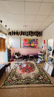 HUMEUR D’ATELIER 🤭 Bonne semaine Tutti..
With Love

Je suis Chrystèle SaintAmaux
Artiste, Hôte & Directrice Artistique de la @maisontokoto