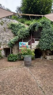 Comme un retour aux sources. Cette toile, intitulée ‘Comme à la maison’, s’installe au cœur de mon atelier, parce que j’ai envie d’en profiter encore, avant qu’elle ne prenne son envol. Elle va être proposée à un client pour une installation dans sa salle à manger, et j’espère de tout cœur qu’elle sera sélectionnée, car c’est la pièce idéale pour apporter joie et vibration, au service du bonheur et de la singularité de cette famille, dans leur maison du sud de la France.

C’est un retour à l’art, à mes activités de cœur, alors que je me consacre beaucoup au stylisme d’intérieur, pour développer @maisontokoto avec Aurélie et Morgane. Nous travaillons en sous-marin, et bientôt, ce projet prendra vie sur le profil dédié. Travailler à des  concepts, des collections d’objets, adapter du style à des lieux qui en expriment le besoin, ça prend tellement de temps ! Pour l’instant, cette œuvre reste ici, pour éclairer la cour de mon atelier d’artiste comme un foyer, comme à la maison.

Et vous, vous aimeriez voir chez vous une pièce qui vient faire vibrer votre intérieur ? Dis-moi ce que cette œuvre t’inspire, ou si toi aussi, tu aimerais trouver l’art parfait pour ta maison. 

#artcontemporain #artlovers #colortherapy #touraineloirevalley #maisondestyle