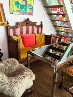 Un aperçu de mon atelier côté showroom et salon de réception. Immersion dans l’univers Maison Tokoto 🌈

Ici, tout raconte une histoire.

La lampe RITA, chinée puis réinventée. Le banc BLOOM, meuble transmis ancien et revisité. Les coussins BLABLACHIC, créés et peints à la bombe, ou brodés à la main, ici modèle KAR MA et en arrière-plan, la suite de la collection. Une sublime trouvaille que cette magnifique table miroir tout droit sortie des années 70/80. La toile acidulée BRUNCH PARTY qui sent bon l’été, la fraîcheur et le zeste de citron. Derrière l’escalier, en filigrane, la MOZAÏK hand made THE WALL et sa présence unique. Un banc singulier habillé de motifs orangés irrésistibles…

Des pièces choisies, transformées, créées ou détournées avec la même envie : composer des univers vivants, joyeux et inattendus.

Parce qu’ici, le mélange est une philosophie.

“No mix, no risk, no magic.”

Toutes ces pièces sont disponibles à l’atelier et visibles sur rendez-vous à l’Espace Tokoto en Touraine.

Bienvenue dans mon terrain de jeu créatif. Mon atelier. Mon laboratoire d’idées et de création. Les coulisses de Maison Tokoto ! @maisontokoto