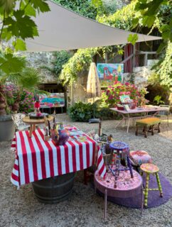 THE SUMMER SPIRIT en Touraine Loire Valley continue…
L’exposition est toujours visible tout l’été durant mes temps de production, sur rendez-vous.
Ces derniers jours m’ont rappelé que l’art ne se résume pas à ce que l’on voit. Il vit dans les échanges, les questions qu’il soulève, les émotions qu’il réveille.
Pendant que les visiteurs découvrent cet univers, l’atelier est en mouvement. J’inventorie, je fais de la place, je laisse mûrir de nouvelles envies.
Quelque chose est en train de changer.
Et j’ai le sentiment que ce n’est que le début.
👁️ Visites privées sur rendez-vous.
Sinon, en détails :
1. La cour habillée de pièces uniques mises en scène pour l’exposition The Summer Spirit
2. Une couverture del’Agenda Personnel Perpétuel Tokoto, coure sur une année, celle que vous décidez puisque vous l’ouvrez quand bon vous semble. 📆 Commande possible !
3. Indéniablement ma star Biboune sur MA table perchée : pièce unique upcyclée à l’atelier
4.Vue avec tabourets upcyclés et Art Dolls @fe_e_tiche
5. L’Âme des Masques 🎭 outside
6. Gros plan de la dernière toile de l’atelier Summer Spirit
7. Les coussins BLA-BLA
9. Seconde partie de ma dernière toile
11. Accumulation de petites œuvres uniques et masques chinés
14. Les toutes nouvelles 🪆 @fe_e_tiche nées et inspirées du Tarot de Marseille (à approfondir by MP si cette série vous intéresse 😍 je réponds à toutes vos questions) : Le Jugement, Le Pendu, L’Impératrice, La Papesse et L’Étoile…
#arttherapy #artcollector #artdevivre #creatricedunivers