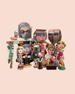 Dans mon atelier, elles veillent en silence. 👁️
Ces gardiennes, façonnées à partir d’objets oubliés, portent une seconde histoire. Des poupées fétiches upcyclées, toutes différentes, toutes habitées d’une présence singulière.
Certaines murmurent la protection. D’autres invitent à l’abondance, à la joie, au courage ou aux nouveaux chapitres d’une vie.
Sur mon autel des vœux, elles rappellent qu’il suffit parfois d’un symbole pour nourrir un rêve et lui laisser une place.
Et toi… laquelle te choisit ? ❤️
Dis-moi son numéro ou montre-la du doigt en commentaire.
#artdolls #wooddenart #wooddendecor #designupcyclé #eclectisme