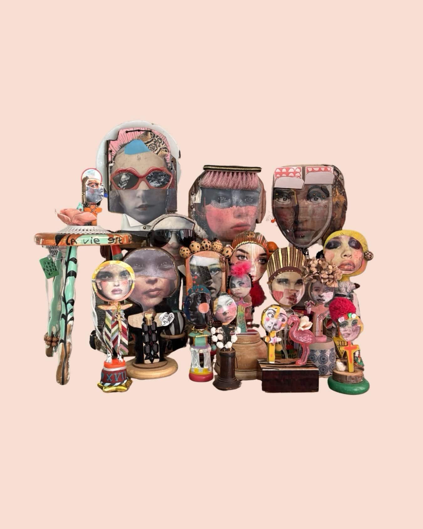 Dans mon atelier, elles veillent en silence. 👁️
Ces gardiennes, façonnées à partir d’objets oubliés, portent une seconde histoire. Des poupées fétiches upcyclées, toutes différentes, toutes habitées d’une présence singulière.
Certaines murmurent la protection. D’autres invitent à l’abondance, à la joie, au courage ou aux nouveaux chapitres d’une vie.
Sur mon autel des vœux, elles rappellent qu’il suffit parfois d’un symbole pour nourrir un rêve et lui laisser une place.
Et toi… laquelle te choisit ? ❤️
Dis-moi son numéro ou montre-la du doigt en commentaire.
#artdolls #wooddenart #wooddendecor #designupcyclé #eclectisme