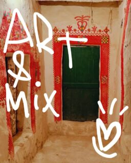 Ces images qui nourrissent mon regard jour après jour 

1. Les maisons de Ghadames aux couleurs vivent et aux décors complexes en Lybie / @irmantesungailaite & @thejungalow
2. Deux nageurs seuls foufous dans la rivière qui traverse le centre historique de Strasbourg (canicule 🥵)
3. Case royale de Tiébélé - Burkina Faso 
4. Mur « blush » @littlegreene.fr Éclectisme total avec l’allusion à Ibiza, le masque africain d’art brut, le livre chiné @mickeymouse Figurine de collection (1953) @alexandergirard_tec Manekinekos cadeaux de famille
5. Motif « incantation » papier peint @mindtgap
J’a-dore !!!
6. Folle et magnifique accumulation de masques

Ici les influences se rencontrent ❤️
À très vite pour de nouvelles fulgurances