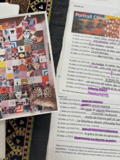 Chaque projet commence bien avant le premier geste in situ.

Par une rencontre, des conversations, des croquis, des essais.

Aujourd’hui, je commence l’installation d’une mosaïque imaginée pour le studio d’une photographe de grand talent à Tours @gaellebc_photographe 

Tracer les tesselles, installer les premières couleurs.

Une création entièrement sur mesure, née de nos échanges pour trouver la juste vibration. J’aime que chaque mosaïque soit impossible à reproduire ailleurs 🤗

Et j’aime aussi ce moment où tout ce qui n’existait encore que sur une table de travail va commencer à prendre sa place dans son lieu.

La suite s’écrira directement sur le mur ! 

— Humeur d’atelier
« Parce qu’un lieu change lorsque l’on prend le temps de l’écouter. »
Chrystèle SaintAmaux