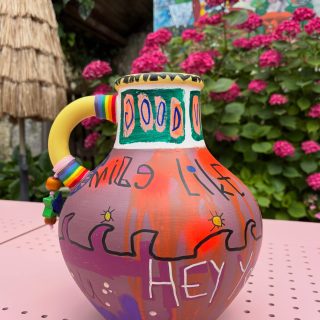OBJETS MESSAGERS

Cet été, j’ai eu envie de créer des objets qui soient à mi-chemin entre artistique, décoratif et utilitaire.

Des objets qui réveillent.
Qui donnent de l’élan.
Qui rappellent qu’on peut choisir la couleur, le jeu, l’audace.

Alors ce que j’avais chiné, je l’ai peint, rempli de mots et de signes, je l’ai bombé, investi complètement !

Les matières portent les traces du temps.
Les couleurs et les symboliques viennent bousculer tout le reste.

Chaque pièce devient un petit manifeste de joie. Très Summer Spirit qui plus est 😉

Une première série est en train de voir le jour.

Si l’une de ces créations vous appelle, elle est disponible.

—
👁️ Œuvre
Céramique ´Esprit Océan’
Disponible on DM
