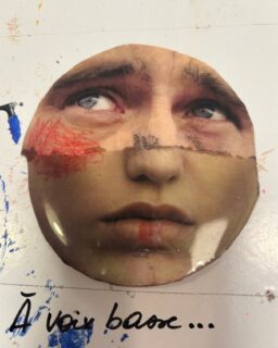 Ce que les autres voient parfois avant nous.

“Tu pourrais m’aider ?”
”Tu mettrais quelle couleur, toi ?”
“Tu déplacerais quoi ?”
“Tu garderais ce meuble ?”
“Tu verrais quoi ici ?”

Au début, j’y répondais spontanément, sans vraiment y prêter attention.

Puis j’ai compris que l’on ne venait pas seulement chercher un conseil. 

On venait chercher un regard. Une façon de révéler le caractère d’un lieu, de faire émerger une idée, de donner confiance à une intuition.

Petit à petit, j’ai compris que cette part de moi faisait aussi partie de mon métier.

Et qu’elle méritait, elle aussi, d’être reconnue. Pour ne pas s’épuiser, pour exister telle que l’on est, et en vivre. Faire place à ce fameux ikigaï !

À voix basse… Il faut parfois écouter ce que les autres voient en nous avant que nous osions nous-mêmes le reconnaître.