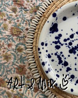 Cette semaine, mon Art & Mix évoque ces associations qui donnent soudain du caractère à un lieu. Un mélange d’images collectionnées au fil de mes scrolls, qui nourrissent mon regard ou que je compose jour après jour moi-même.

Aujourd’hui je vous embarque dans l’art de Mélanger ?

Les motifs. Les couleurs. L’art et le quotidien.
Le précieux et le presque rien. Le sage et l’inattendu.

J’aime les intérieurs qui ne cherchent pas à être parfaits et qui aiment raconter.

1. Un motif avec un autre. Composition personnelle avec un dessous de plat en fibre naturelle et coquillages chiné sur un marché de La Réunion, une assiette @ikea_tours_  et un set de table de chez @lespetitsbohemes 
2. Le chill devenu absolu dans cette écrin vert et rose. Collection Outdoor de chez @lelievreparis 
3. Une de mes œuvres, fleurie, accrochée chez mes clients et qui change l’énergie de la pièce.
4. Vert et rose Toujours une réussite ! En amour pour cet univers aux objets singuliers et associations chromatiques relayé chez @maison.cotidiano 
5. Des roses, des marrons orangés et du singulier encore !!! À l’atelier avec « Madame Rêve » et « Gustave » de grands @fe_e_tiche 
6. Un œil immense posé sur un canapé. @donnawilsonltd 
7. À taaaaaable !!!! Celle de l’atelier avec ces douceurs aux lumières tamisées 
8. Le dialogue des couleurs toujours en roses et verts chez @sarahponiatowski 

Des objets, des mélanges qui n’avaient aucune raison de se rencontrer — et qui, précisément pour cette raison, fonctionnent ensemble.

C’est probablement là que j’aime le plus intervenir : dans cet espace entre l’harmonie et l’inattendu.

Et vous, jusqu’où osez-vous mélanger ?

À la semaine prochaine !
