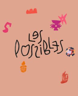 LES POSSIBLES • Il n’a jamais été simple pour moi de répondre à la question : « Mais au fond, qu’est-ce que tu proposes ? » et en plus, ça s’aggrave avec le temps 😉

Sans doute parce que mon travail ne tient pas vraiment dans une seule case.

Il y a les œuvres que je crée et que l’on peut adopter.
Celles que j’imagine spécialement pour un lieu.
Il y a mon regard que l’on vient chercher pour faire bouger un intérieur, révéler ce qui est déjà là, associer, choisir, composer, oser autre chose.

Il y a aussi les expériences que j’aime imaginer et partager dans mon studio, Maison Tokoto.

Et puis il y a tout ce qui arrive entre les cases.

Parce que souvent, une chose en appelle une autre. On vient pour une œuvre et l’on finit par parler d’un mur. On me demande une mosaïque et la conversation nous emmène ailleurs. Un objet en appelle un autre, une couleur déplace tout…

C’est probablement là que mon travail me ressemble le plus : dans les passerelles, les rencontres et les possibilités.

Alors j’ai eu envie de les rassembler ici, simplement.

Voici LES POSSIBLES.

Et si quelque chose ici fait écho à une envie, même encore un peu floue : Venez avec elle. Imaginons la suite ensemble si ça vous tente 🙌