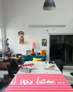 J’aime ouvrir mon atelier.
Parce qu’un travail d’artiste a besoin de sortir du tête-à-tête dans lequel il naît.

Ces derniers jours, en préparant le lieu pour mon prochain event, je me rends compte à quel point l’atelier est devenu pour moi un espace particulier : un lieu de solitude, de recherche, de fabrication, bien sûr. Mais aussi un lieu que je transforme, que je scénographie, que j’ouvre, où les choses circulent.

Cette table en est un peu le symbole. Une table de travail, pleine de traces, que j’ai eu envie de reprendre, comme si l’atelier lui-même entrait dans un de mes tableaux.

Alors la question revient :
est-ce que j’ouvre pour faire entrer ?
ou est-ce que j’ouvre pour permettre à mon travail de sortir ?

Cette semaine, les portes vont beaucoup s’ouvrir : une réception mardi soir, puis vendredi le début des Grandes Réserves.

Et aujourd’hui, intérieurement (mais je vous le partage ici) je m’interroge surtout sur cet équilibre-là : ce passage rythmé, presque dansé, entre faire entrer les autres là où le travail naît, et laisser le travail sortir, vivre ailleurs, devenir visible, exister sans moi. C’est d’ailleurs ça le mieux.

Peut-être que c’est justement là que se trouve le point d’équilibre : dans ce va-et-vient entre l’intime et le monde, entre ce qui se fabrique ici et ce qui, ensuite, doit pouvoir aller vivre dehors.

À voix basse… peut-être qu’un atelier n’est jamais tout à fait un dedans. Peut-être qu’il est déjà un passage.