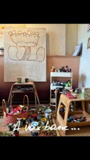 Trust the process #studiolife … On parle souvent de « l’artiste maudit ».

Derrière cette expression un peu romanesque, il y a peut-être quelque chose de beaucoup plus simple : ces périodes de doute, de peur, de confusion que traversent les artistes face à eux-mêmes, face à ce qu’ils ont envie de créer, face à tout ce qu’ils portent et qu’ils ne savent pas toujours comment faire sortir.

Et face aussi à cette énergie créative qui ne se commande pas.

Je suis dans cette phase. Une phase difficile, lente, inconfortable, mais qui fait sans doute partie du chemin.

Ces dernières années, j’ai beaucoup cherché de nouveaux chemins. J’ai beaucoup créé, beaucoup développé à travers mon studio de création, Maison Tokoto : des projets, des images, des espaces, des objets. Mes tableaux sont sortis du cadre pour rejoindre la réalité.

Certaines choses sont encore dans l’ombre par manque de temps pour vous les partager mais elles arrivent !

Dans un monde qui va de plus en plus vite, un artiste se doit de ralentir.

De libérer du temps pour retourner à l’atelier. Regarder. Reprendre. Se  poser. 
Et laisser émerger ce que l’instinct et les gestes ont à raconter.

Ces deux grandes toiles sont là depuis plus de six mois.

Un jour, de grandes fleurs dans de grands pots me sont apparues comme une évidence.
Des fleurs messagères d’une nature exubérante, souveraine, qui cherche à garder sa place  maîtresse. Une nature qui mérite tant d’ÊTRE sans contraintes. 

Aujourd’hui, dans mon hommage, il y a surtout des lavis blancs, du crayon, du marqueur.
J’ajuste. Je retouche. J’y reviens par petites touches.

Très lentement.

Je ne sais pas encore ce qu’elles vont devenir.
Mais je sais que j’ai besoin d’y revenir.

Et peut-être que créer, c’est aussi ça : ne pas forcer la réponse.

Croire le process ! 

À voix basse… même si l’époque nous pousse à toujours aller plus vite, gardons en tête que nous ne sommes que des êtres de matière !
Prenez le temps… Trust the process.

👁️‍🗨️ ça vous parle ??? Dites-moi ce qui vous traverse 🤗
