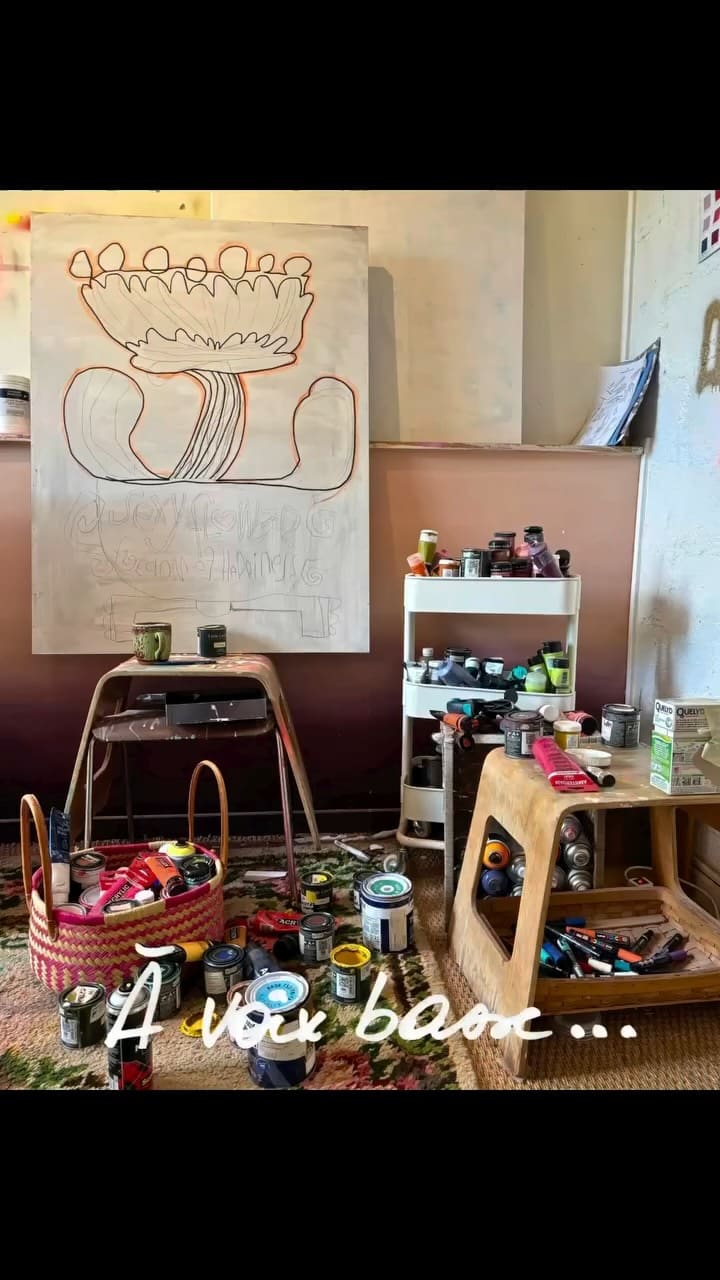 Trust the process #studiolife … On parle souvent de « l’artiste maudit ».

Derrière cette expression un peu romanesque, il y a peut-être quelque chose de beaucoup plus simple : ces périodes de doute, de peur, de confusion que traversent les artistes face à eux-mêmes, face à ce qu’ils ont envie de créer, face à tout ce qu’ils portent et qu’ils ne savent pas toujours comment faire sortir.

Et face aussi à cette énergie créative qui ne se commande pas.

Je suis dans cette phase. Une phase difficile, lente, inconfortable, mais qui fait sans doute partie du chemin.

Ces dernières années, j’ai beaucoup cherché de nouveaux chemins. J’ai beaucoup créé, beaucoup développé à travers mon studio de création, Maison Tokoto : des projets, des images, des espaces, des objets. Mes tableaux sont sortis du cadre pour rejoindre la réalité.

Certaines choses sont encore dans l’ombre par manque de temps pour vous les partager mais elles arrivent !

Dans un monde qui va de plus en plus vite, un artiste se doit de ralentir.

De libérer du temps pour retourner à l’atelier. Regarder. Reprendre. Se  poser. 
Et laisser émerger ce que l’instinct et les gestes ont à raconter.

Ces deux grandes toiles sont là depuis plus de six mois.

Un jour, de grandes fleurs dans de grands pots me sont apparues comme une évidence.
Des fleurs messagères d’une nature exubérante, souveraine, qui cherche à garder sa place  maîtresse. Une nature qui mérite tant d’ÊTRE sans contraintes. 

Aujourd’hui, dans mon hommage, il y a surtout des lavis blancs, du crayon, du marqueur.
J’ajuste. Je retouche. J’y reviens par petites touches.

Très lentement.

Je ne sais pas encore ce qu’elles vont devenir.
Mais je sais que j’ai besoin d’y revenir.

Et peut-être que créer, c’est aussi ça : ne pas forcer la réponse.

Croire le process ! 

À voix basse… même si l’époque nous pousse à toujours aller plus vite, gardons en tête que nous ne sommes que des êtres de matière !
Prenez le temps… Trust the process.

👁️‍🗨️ ça vous parle ??? Dites-moi ce qui vous traverse 🤗