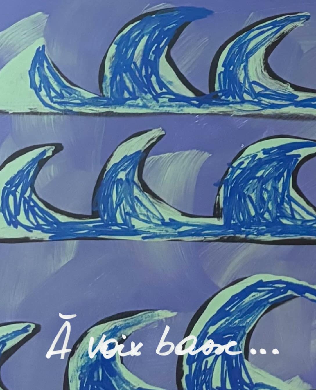Quelques jours ailleurs. Une chance, une respiration, un intense bonheur… Et un drôle de phénomène d’y retrouver, presque instantanément, le silence intérieur.

Être surprise de se réveiller tranquille.

Sans cette foule de pensées qui se bousculent.
Laisser les heures venir, les yeux vagabonder, les idées flotter. Les paysages nous envahir, le soleil nous réchauffer.

Et puis rentrer.

Retrouver sa maison, son atelier, tout ce que l’on a construit, tout ce que l’on a choisi.

Et avec tout cela, le bruit intérieur. Ce drôle de vacarme. Cette constellation de pensées, d’envies, de choses à faire, à inventer, à accomplir. Tout ce que l’esprit avait si joliment laissé de côté.

Comme une mer qui s’agite sans qu’on sache très bien d’où vient le vent. Comme cette création peinte à la main dans une de mes mosaïques signature et qui retranscrit parfaitement, dans le geste et la matière, ce calme des aplats doux et dégradés, et ce bruit des hachures coloriées et vives de mes traits, le tout inscrit les vagues, les tourments, les questions et la vie ! 

Je me demande parfois comment garder un peu de ce silence au milieu de nos vies si remplies.

Retrouver ce calme.
Sans urgence, sans attente, sans rien à prouver.

Peut-être est-ce finalement cela, le plus grand luxe.
Être tranquille.

À voix basse… quelle chance, ce séjour dans un ailleurs ensoleillé. Et si le prochain voyage consistait seulement à entretenir ce calme sans quitter la maison ?