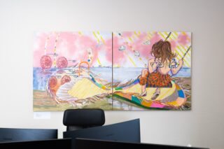 Et si l’art nous offrait quelques minutes d’évasion, même au bureau ?

La Fille de l’air vient de poser ses valises dans les bureaux d’ @aurelie_fischer_archi, architecte d’intérieur et partenaire du studio de création @MaisonTokoto.

Un grand diptyque de 2 × 1 m, où se rencontrent peinture, collage et broderie à la main. Jusqu’aux sandales et à la robe de la jeune fille, entièrement brodées au fil.

Une œuvre installée comme une invitation à s’évader.  Dans nos journées souvent rythmées par les écrans, notamment au bureau, l’art peut aussi nous offrir de précieuses micro-récréations visuelles. Quelques secondes pour lever les yeux, laisser le regard se perdre dans une œuvre, les pensées s’échapper ailleurs. De petites parenthèses qui invitent à adoucir l’attention portée, ralentir quelques secondes la concentration pour mieux reprendre le fil de sa journée.

J’aime cette idée que l’art puisse s’inviter dans nos lieux de vie, jusque dans nos espaces de travail. Qu’il vienne en bousculer doucement les habitudes, ouvrir des horizons, créer des échappées inattendues.

Merci Aurélie pour ce nouvel espace de vie offert à La Fille de l’air !

Et si vos bureaux devenaient, eux aussi, des lieux d’art et d’inspiration ?

Œuvres à acquérir, installations temporaires ou créations sur mesure… autant de façons d’imaginer des espaces professionnels plus singuliers, plus sensibles, plus vivants.

Un bureau, un espace d’accueil, un lieu de passage… Et si nous imaginions ensemble ce que l’art pourrait y apporter ?

Parlons-en !

📸 Crédits photographiques : Charlotte (🙏) pour les portraits et les moments partagés, et @hos__production pour les 2 premières photographies in situ présentées.

#ArtEnEntreprise #ArtContemporain #MaisonTokoto #ArtEtInterieur #ArchitectureInterieure