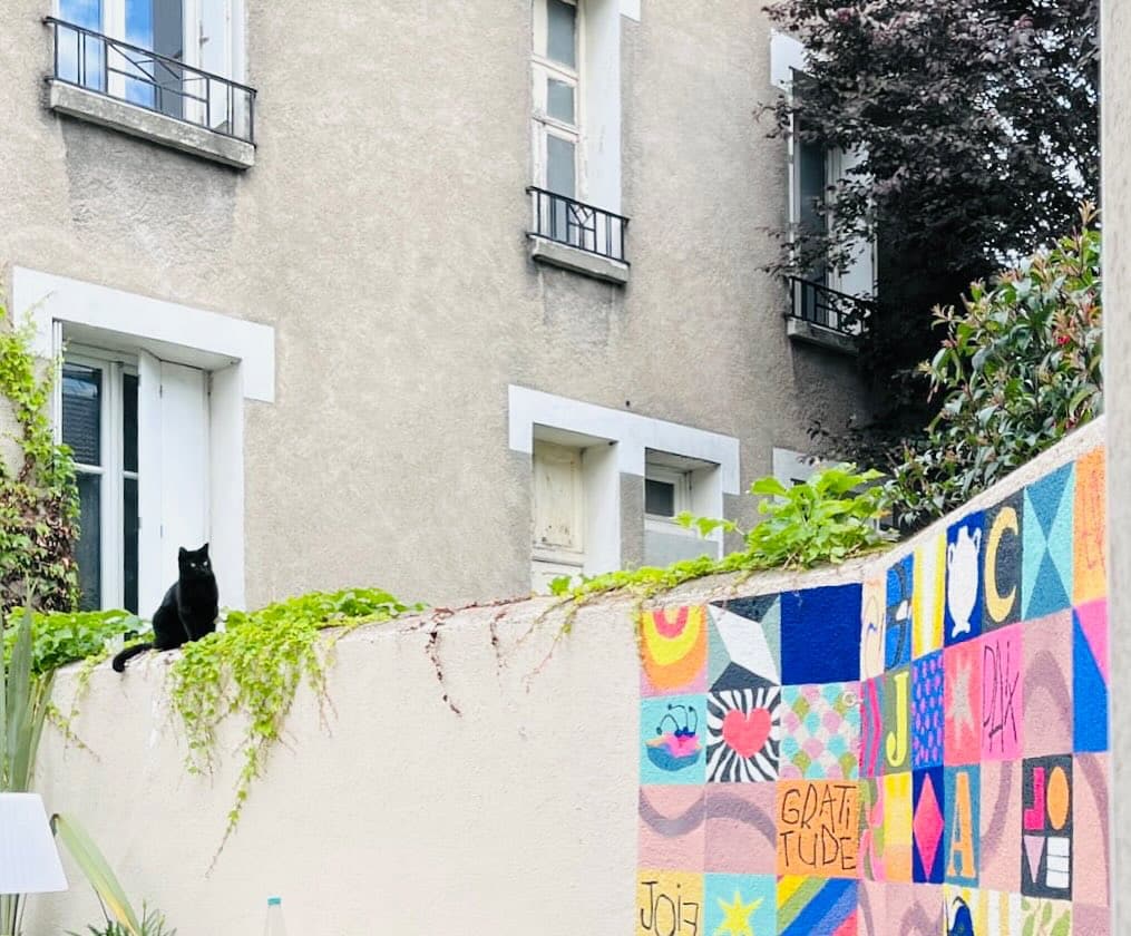 Nous y voilà ! C’est aujourd’hui la fête dans #lesjardinsvelpeau ! Dès 10h et jusque 19h, 23 jardins vous accueillent tels des galeries à ciel ouvert dans des écrins de verdure. Qui n’a jamais rêvé de savoir ce qui ce cache derrière les portes de ces jardins de ville ? Je serai au 57 rue Plantin avec @aurelie_fischer_archi mon hôte pour cette belle journée.
#expositions #tousmaville #tourscity #saintavertin #artetjardin #artetartdevivre #villedetours #quartiervelpeau #quartiervelpeauunartdevivre #quartiervelpeautours