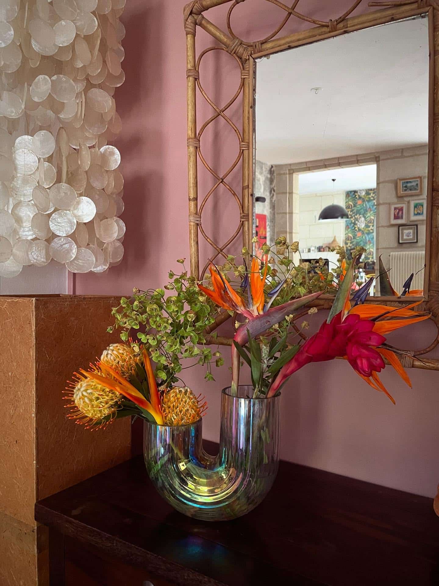 🌺 Un bouquet de fleurs, c’est une vibe, une présence… Couleur, texture, énergie : ça fait danser l’espace.
Comme l’art visuel transforme l’ordinaire, elles habitent, elles élèvent et transforment un instant en éternité. Bref, elles groovent sans bruit, mais elles disent tout.

J’adore ce moment à moi où je vais chez mon fleuriste préféré @lacabanevegetale pour faire mes sélections fleuries qui sont souvent faites de fleurs singulières et exotiques ❤️ mon enfance africaine seventies qui me rattrape toujours 🌺

Vase @ikea_tours_ 

#flowerpower #artquivibre #seventiesfeeling #upcycledsoul #vibedeco #artetfleurs #vibrationdesobjets #puissancecréative #Magique #ArtDeVivre #SeventiesVibes #flowerpower