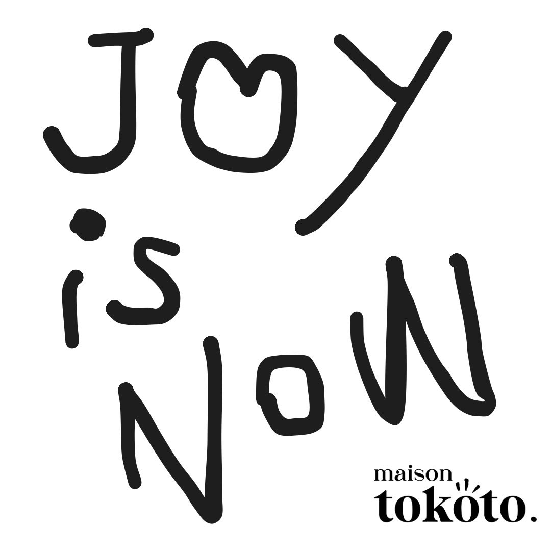 #joyisnow Le bonheur se tisse dans l’instant présent ; chaque souffle, chaque geste, chaque éclat de vie se savoure même si c’est parfois caché sous la poussière du quotidien. En ce moment, je fais un gros rangement, et même si ce n’est pas évident, c’est un bonheur qui se dévoilera plus tard, lorsque je pourrai enfin créer dans un espace clair et apaisé, libérant ainsi mon esprit. Et toi, qu’est-ce qui te rend pleinement heureux.se après quelques efforts ?
Je suis Chrystèle SaintAmaux
Artiste et Hôte de la Maison Tokoto
Maison d’Art & Art de Vivre
#words#arty#artcontemporain#art#joie#bonheur#mantra#lovemyjob