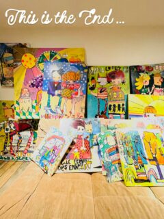 ll y a des œuvres qui nous tiennent longtemps la main.
Ce fut le cas des Zamours de Zébulons. Cette série débutée en 2010 a conquis beaucoup de ❤️ ! Le vôtre peut-être 😍
Ces deux petits personnages à la représentation presque universelle,
parfois en famille,
toujours en amour,
en joie absolue,
le bonheur doux et lumineux,
les joues rosies par l’émotion.
Aujourd’hui, je sens qu’il est vraiment temps de tourner la page.
Mon travail a évolué. Et depuis déjà quelques années de nouvelles séries sont nées. Mais les ptits Zébulons, je les ai gardés tout près de moi, de mon cœur, bien au chaud, longtemps et là hé bien il est temps !
On ressent parfois ce besoin de tout vider pour pouvoir repartir en toute liberté vers cet autre possible qui attend, chemine, mature.
D’autres couleurs, d’autres formes, d’autres projets, d’autres inspirations et d’autres présences demandent de la place.
Et pour accueillir tout ce que 2026 porte d’envies profondes et exaltantes, j’ai besoin de libérer de l’espace
dans mon esprit, dans mon cœur, dans l’atelier.
Je suis prête aujourd’hui et je choisis donc de laisser la série partir au plus vite donc à un prix très intéressant, la quasi moitié de leur valeur.
Un prix qui je l’espère pourra permettre de jolis cadeaux en prévision de la Saint-Valentin. C’est tellement mon souhait de voir chacune de ces toiles remplir de joie et de couleurs vos intérieurs pour honorer la vie !!!
Voilà les 15 dernières toiles Zébulons de l’atelier, présentées dans ce carrousel et qui sont donc proposées à ces prix attractifs, jusqu’à la LOVE date 😉❤️ le 14 février !
Rendez-vous en stories jusque là où dans le shop de mon site www.chrystelesaintamaux.com rubrique Zébulon !
Une façon douce de dire au revoir
et de laisser naître autre chose
et qui sait, de peut-être faire très plaisir au cœur de quelqu’un qui a une folle envie de célébrer l’AMOUR 😍
📩 Infos et réservations en message privé et dans les stories à venir 😅 Livraison et retrait possible à l’atelier.
Ps : mon cadrage ne rend pas hommage au format qui est le plus souvent carré !!!
#love #zébulons #zebulonlovestory #zebulon #saintvalentin